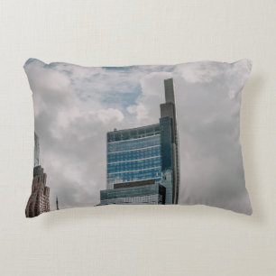 COJÍN DECORATIVO EDIFICIO DE CONCRETO GRIS BAJO CIELO DE COLOR DURA