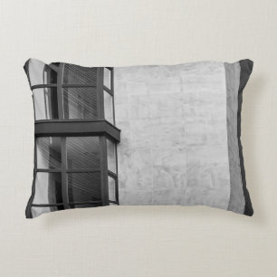 COJÍN DECORATIVO EDIFICIO DE CONCRETO GRIS CON VENTANA DE VIDRIO