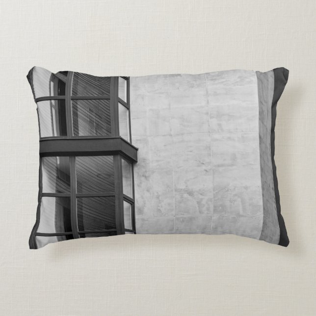 COJÍN DECORATIVO EDIFICIO DE CONCRETO GRIS CON VENTANA DE VIDRIO (Anverso)
