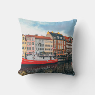 COJÍN DECORATIVO EDIFICIO DE CONCRETO ROJO Y BLANCO