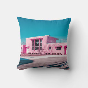 Cojín Decorativo Edificio de hormigón rosa bajo un cielo azul claro