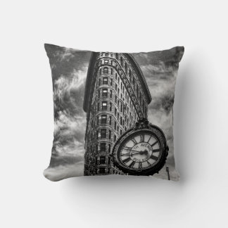 Cojín Decorativo Edificio Flatiron y reloj en blanco y negro