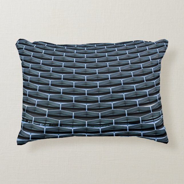 Cojín Decorativo Edificio gris bajo cielo azul claro (Anverso)