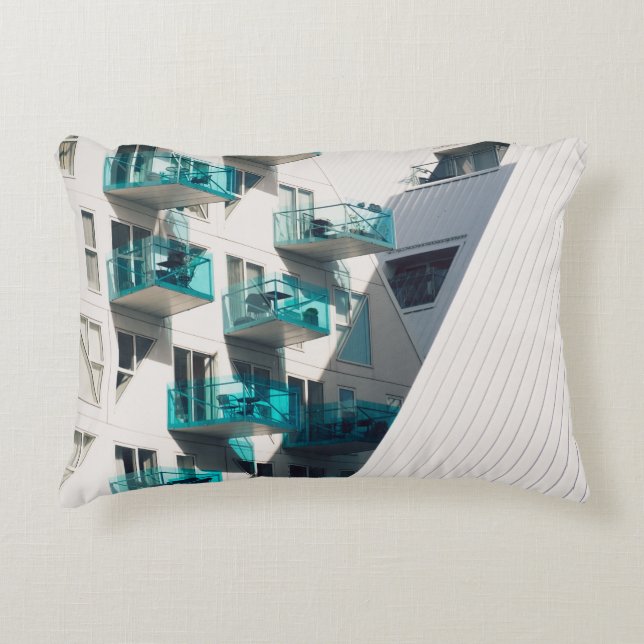 COJÍN DECORATIVO EDIFICIO PINTADO AZUL Y BLANCO (Anverso)