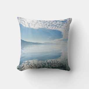 Cojín Decorativo EE. UU., Alaska, Bahía Freshwater. Nubes Reflejada