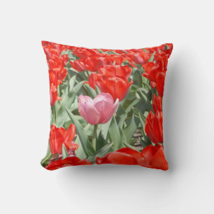 Cojín Decorativo EE. UU., Kansas, Tulipanes rojos con un tulipán ro
