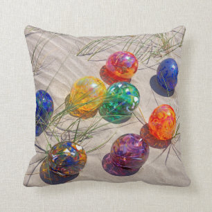 Cojín Decorativo EE.UU., Oregón. Vidrio colorido flota en la duna d