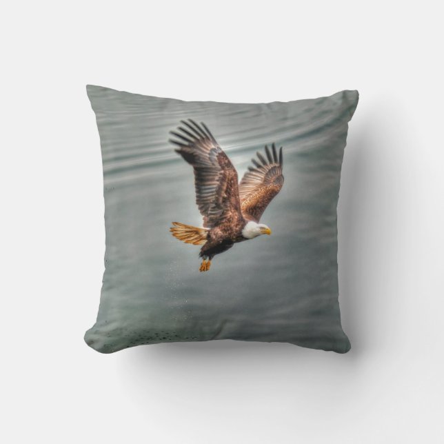 Cojín Decorativo El águila calva norteamericana volando sobre el oc (Anverso)