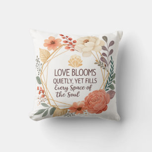Cojín Decorativo El amor florece silenciosamente - Cita floral en a