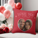 Cojín Decorativo El amor personalizado romántico rojo de San Valent<br><div class="desc">Añade un toque acogedor a cualquier espacio con esta almohada tipográfica personalizada. Diseñado en un llamativo color rojo, presenta "Love You" en rosa suave y la foto de su personalizado en la parte delantera, lo que lo convierte en un sentido del amor. Ya sea para el Día de San Valentín,...</div>