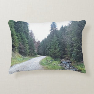 Cojín Decorativo El camino entre pinos - Naturaleza salvaje Rumania