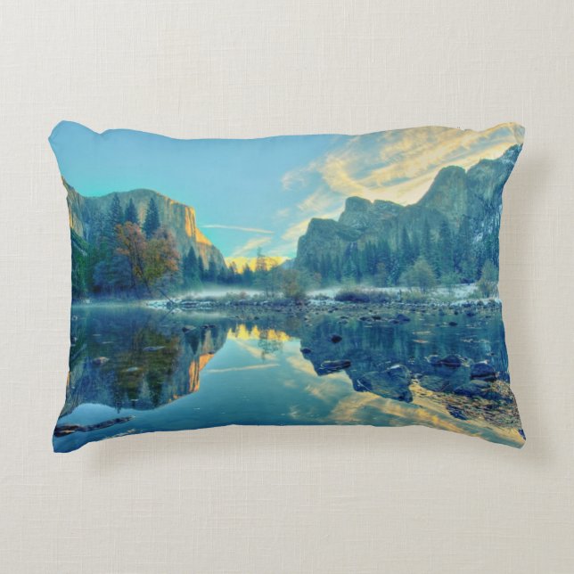 Cojín Decorativo EL Capitan y reflexión de tres hermanos (Anverso)