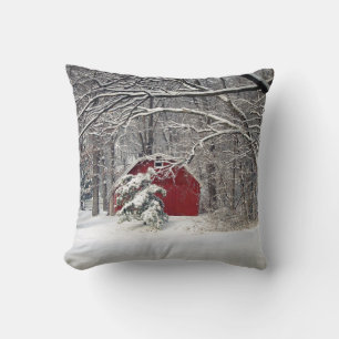 Cojín Decorativo El granero rojo en la nieve de 2011