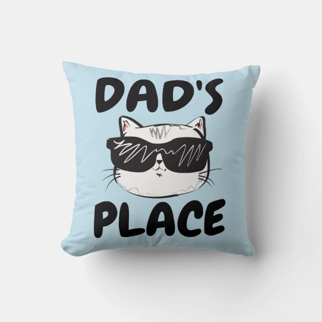 COJÍN DECORATIVO EL LUGAR DE DAD GATO PILLOW (Anverso)