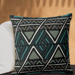 Cojín Decorativo El negro y Verde azulado paño de barro inspiró al<br><div class="desc">Eleva tu espacio vital con esta impresionante almohada de tiro inspirada en boho. Con un audaz patrón inspirado en el barro de barro negro con acentos de tonos verde azulados y neutros, esta almohada le dará un toque de sofisticación a cualquier habitación. El tejido de alta calidad es suave y...</div>