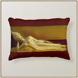 Cojín Decorativo El oro espléndido y el Buda rojo oscuro que se rec