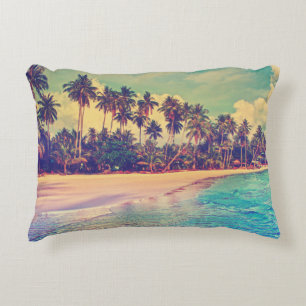 Cojín Decorativo El paraíso tropical: mar, hotel, playa.