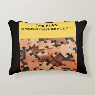 COJÍN DECORATIVO EL PLAN SE ESTÁ UNIFICANDO BIEN. 😏