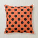 Cojín Decorativo El polka negro se pone sobre el naranja<br><div class="desc">El polka negro se pone sobre el naranja</div>