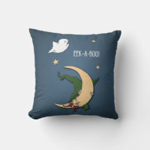 El primer bebé de Halloween mira una bruja de boci