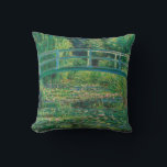 Cojín Decorativo El puente japonés (estanque de Lily-Agua), Monet<br><div class="desc">Oscar-Claude Monet (14 de noviembre de 1840 a 5 de diciembre de 1926) fue un pintor francés, fundador de la pintura impresionista francesa y el profesional más consistente y prolífico de la filosofía del movimiento de expresar las propias percepciones ante la naturaleza, especialmente en lo que se refiere a la...</div>