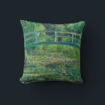 Cojín Decorativo El puente japonés (estanque de Lily-Agua), Monet<br><div class="desc">Oscar-Claude Monet (14 de noviembre de 1840 a 5 de diciembre de 1926) fue un pintor francés, fundador de la pintura impresionista francesa y el profesional más consistente y prolífico de la filosofía del movimiento de expresar las propias percepciones ante la naturaleza, especialmente en lo que se refiere a la...</div>