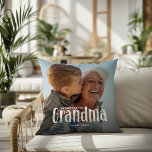 Cojín Decorativo El regalo más querido de los GRANDMA<br><div class="desc">Que una abuela sepa lo mucho que le gusta con esto; la linda Personalizado moderna foto abuela Pillow. El diseño presenta una divertida tipografía blanca que dice 'El GRANDMA más querido'. Simplemente sube tu imagen favorita y personaliza el nombre o nombres de quién es. El color del texto se puede...</div>