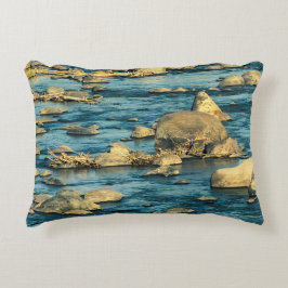 Cojín Decorativo El río roca en el agua con un paisaje de luz solar