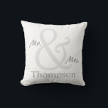 Cojín Decorativo El Sr. blanco y la Sra. Couple<br><div class="desc">Para el Sr. y la Sra., la almohada de esta Pareja tiene un tamaño excesivo y el apellido de la pareja que puede personalizar con su nombre. Se muestra aquí en blanco con rayas blancas y grises a juego en el reverso. Puede cambiar el color de las franjas seleccionando el...</div>