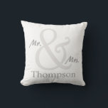 Cojín Decorativo El Sr. blanco y la Sra. Couple<br><div class="desc">Para el Sr. y la Sra., la almohada de esta Pareja tiene un tamaño excesivo y el apellido de la pareja que puede personalizar con su nombre. Se muestra aquí en blanco con rayas blancas y grises a juego en el reverso. Puede cambiar el color de las franjas seleccionando el...</div>