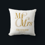 Cojín Decorativo El Sr. y la Sra. Gold Script Elegant Modern Boda R<br><div class="desc">El Sr. y la Sra. Gold Script Elegante Boda moderno Cojín decorativo de regalo. Perfecto regalo de mantenimiento para tus recién casados,  pareja y fiesta de bodas favoritas. Fácil de personalizar. ¡Descúbrelos!</div>