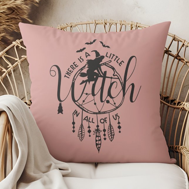 Cojín Decorativo El Tote de las vibraciones boho - Pequeña Bruja en (Boho Witch Vibes – Little Witch in All of Us Throw Pillow in a boho rattan armchair.)