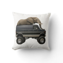 Elefante conduciendo furgoneta 4x4