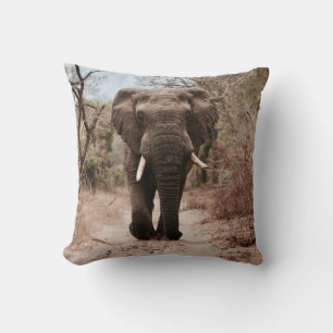 COJÍN DECORATIVO ELEFANTE NEGRO CAMINANDO EN ARENA MARRÓN