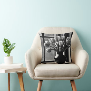 Cojín Decorativo "Elegancia monocroma: Vida fija del tulipán blanco
