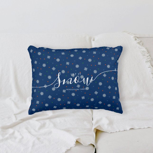 Cojín Decorativo Elegante azul Déjalo nevar personalizado (Personalized snowflake custom family name Let it snow blue pillow for holiday home decor)