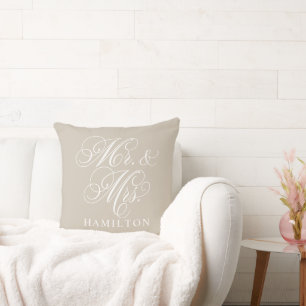 Cojín Decorativo Elegante Beige Sr. y Sra. Script Personalizado Mon