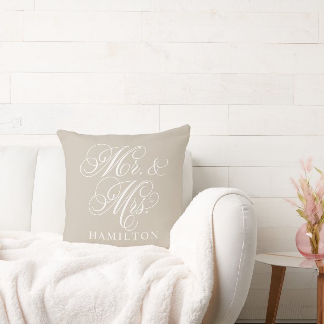 Cojín Decorativo Elegante Beige Sr. y Sra. Script Personalizado Mon (Sofá)