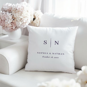 Cojín Decorativo Elegante Blanco y Morado Monograma de Boda