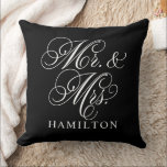 Cojín Decorativo Elegante Boda con Letra Mr y Mrs en Negro<br><div class="desc">Una elegante almohada negra con Mr. y Mrs. en letra cursiva blanca con un nombre de familia personalizable. El contraste audaz en blanco y negro ofrece un regalo de boda moderno y dramático, o un acento impactante para recién casados en el hogar. Todo el texto es totalmente editable para personalizar...</div>