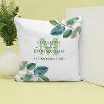 Cojín Decorativo Elegante Boda de Monograma de Verdor<br><div class="desc">Celebre el amor y los recuerdos eternos con nuestro encantador Cojín decorativo Boda de color de la hoja verde. Esta exquisita almohada, adornada con una cautivadora acuarela de hojas verdes, está personalizada con los nombres y el monograma de la pareja, enmarcada elegantemente por su preciada fecha boda en el centro....</div>