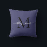 Cojín Decorativo Elegante Boda de nombres de escritura azul de la M<br><div class="desc">Moda monogramada almohada keepsake con sus nombres y monograma en caligrafía blanca y elegante escritura manuscrita y tipografía moderna negra en un fondo azul marino. Simplemente agregue sus nombres y monograma. Diseñado exclusivamente para usted por Happy Dolphin Studio. Si necesita ayuda o productos coincidentes, por favor contáctenos en happydolphinstudio@outlook.com. ¡Estamos...</div>