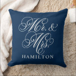 Cojín Decorativo Elegante Boda de Sr. y Sra. con Letra Script<br><div class="desc">Una elegante almohada azul marino con Sr. y Sra. en letra script caligráfica blanca con un nombre de familia personalizable. El diseño clásico de blanco sobre azul marino ofrece un sofisticado regalo de boda o un acento atemporal para el hogar de recién casados. Todo el texto es totalmente editable para...</div>