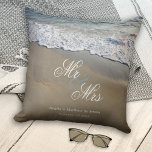 Cojín Decorativo Elegante boda en la playa o aniversario<br><div class="desc">La almohada presenta un diseño romántico de playa en tonos arena y azul polvoriento. Hermoso para un boda o aniversario o para cualquiera que ame la playa.</div>