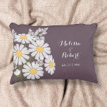 Cojín Decorativo Elegante Boda Floral White Daisies<br><div class="desc">La sencillez de un ramo de margaritas blancas,  con la ayuda del tipo de letra blanco,  crea un diseño boda elegante y minimalista. El texto es totalmente editable.</div>