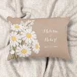 Cojín Decorativo Elegante Boda Floral White Daisies<br><div class="desc">La sencillez de un ramo de margaritas blancas,  con la ayuda del tipo de letra blanco,  crea un diseño boda elegante y minimalista. El texto es totalmente editable.</div>