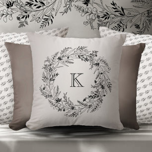 Cojín Decorativo Elegante follaje circular enmarcando la letra K