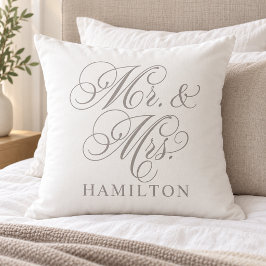 Cojín Decorativo Elegante gris plomo Sr. y Sra. Boda en letra scrip