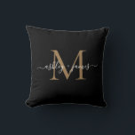 Cojín Decorativo Elegante Monograma Black Gold Script Names Boda<br><div class="desc">Moda monogramada almohada keepsake con sus nombres y monograma en caligrafía blanca y elegante de escritura manuscrita y tipografía dorada moderna sobre un fondo negro. Simplemente agregue sus nombres y monograma. Diseñado exclusivamente para usted por Happy Dolphin Studio. Si necesita ayuda o productos coincidentes, por favor contáctenos en happydolphinstudio@outlook.com. ¡Estamos...</div>