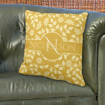Cojín Decorativo Elegante Monograma deja Daisies nombre personaliza<br><div class="desc">Este diseño presenta un elegante monograma y un guión de nombre personalizado con tonos amarillo pastel y deja obras de arte sobre un fondo dorado a ambos lados de esta almohada de tiro. Personalice la letra y el nombre iniciales, quite uno de los dos o haga clic en el personalizar...</div>